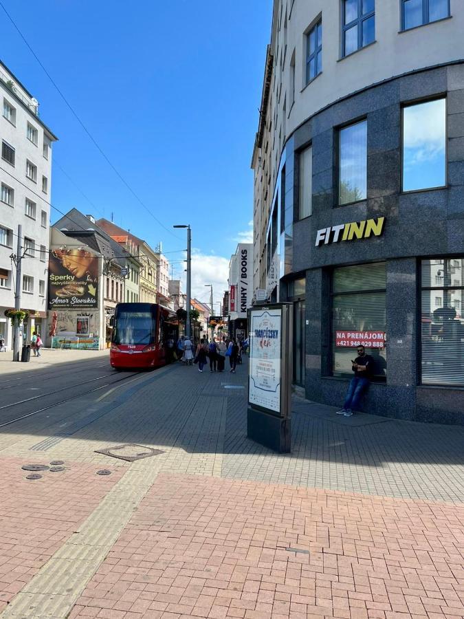 De Luxe 4 May Plaza Bratislava Extérieur photo